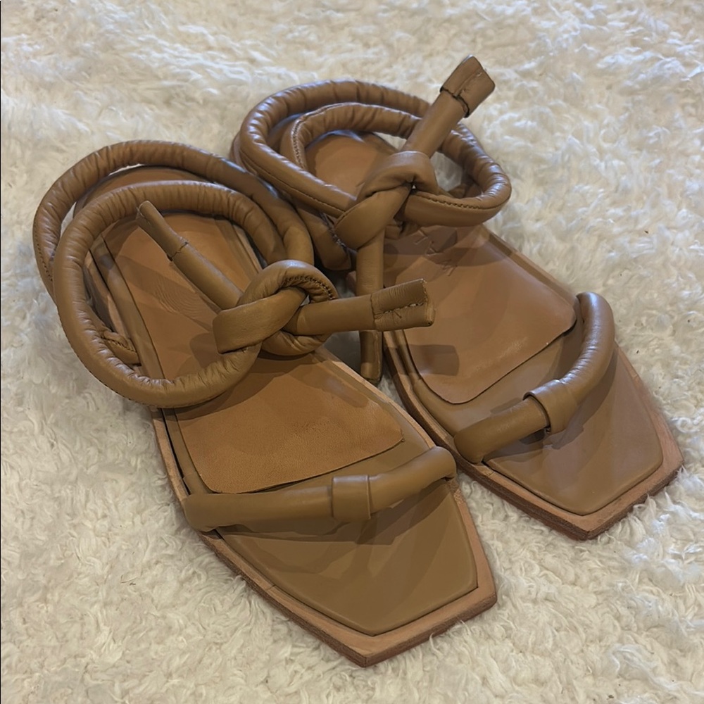 NWOB Wal & Pai Eureka Camel Leather Sandals with Classic Thong Design
